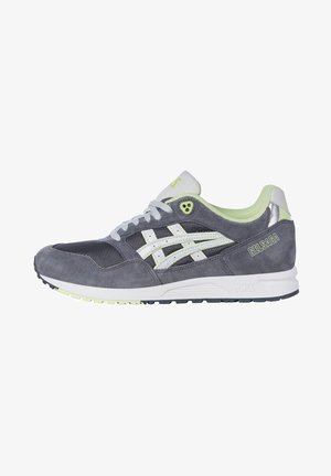Baskets ASICS GEL-SAGA gris et vert clair avec lacets blancs, dessus en mesh et en daim, et semelle marquée, montrées de profil latéral.