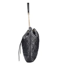 Sac seau en cuir noir avec motif en quilted de fleur-de-lis, anse en chaîne dorée et poignet en cuir suspendu verticalement.