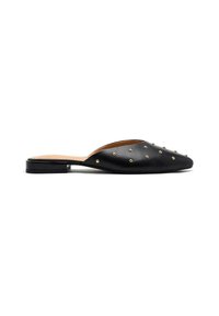 Mules en cuir noir à bout pointu, ornés de clous dorés sur le dessus, avec un petit talon carré et un design à l'arrière ouvert pour un enfilage facile.