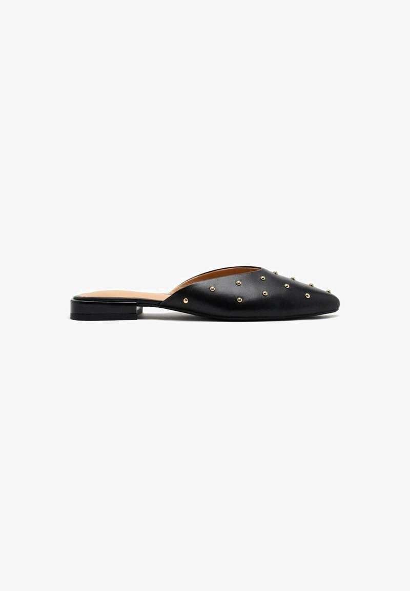 Mules en cuir noir à bout pointu, ornés de clous dorés sur le dessus, avec un petit talon carré et un design à l'arrière ouvert pour un enfilage facile.