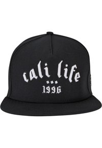 Sort snapback cap med en flad skygge, der har hvidt broderet tekst "cali life" og "1996" på frontpanelet.