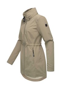 Gai beigā krāsas jaka ar rāvējslēdzēju un augstu apkakli, pievilkšanas jostas un divām sānu kabatām ar rāvējslēdzējiem. Izgatavota no gludas, tekstur�ētas auduma.