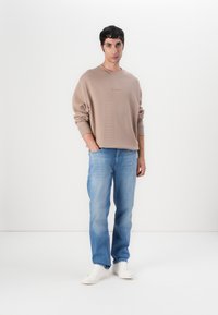 Tommy Jeans SCRIPT CREW - Sweater - coastal taupe