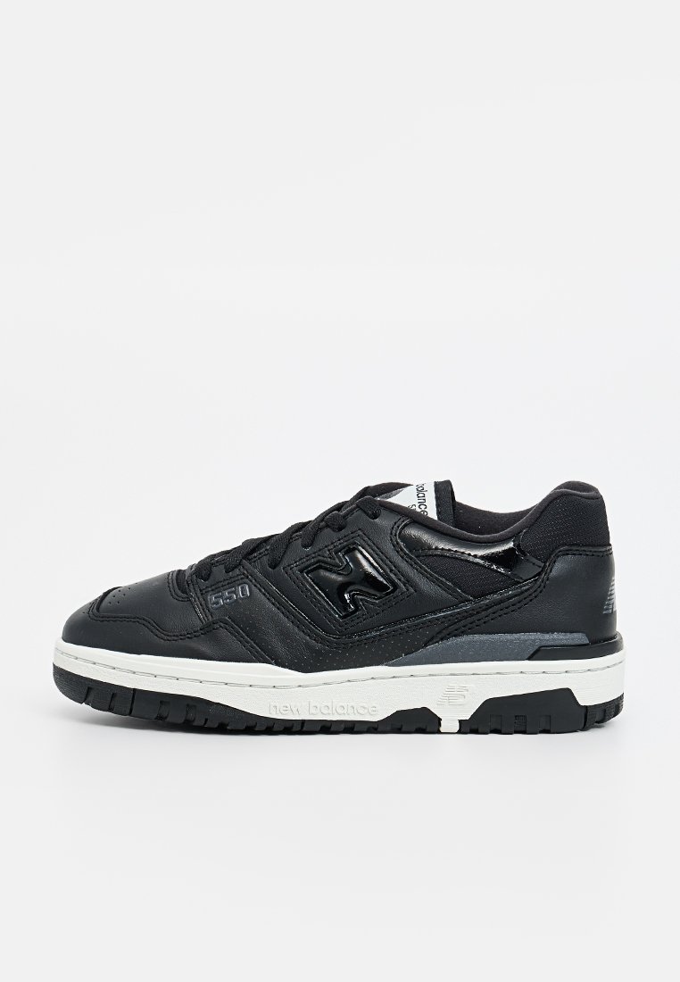 Schwarze Leder-Sneaker mit weißer Zwischensohle, ausgestattet mit Logodetail, strukturierten Paneelen und einer Gummilaufsohle. Klassisches Low-Top-Design.