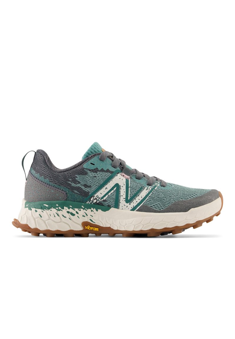 Trailrunning-Schuh mit einem Obermaterial aus teal- und grauem Mesh, strukturierten Akzenten, einer weißen Zwischensohle und einer robusten Vibram-Laufsohle.
