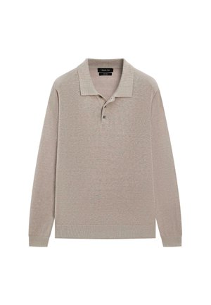 Beżowa koszulka polo z długim rękawem, kołnierzem i plisą na dwa guziki, ściągaczami przy mankietach i dole, ułożona na płasko na białym tle.