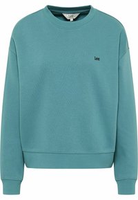 Sudadera azul-verde hecha de un material suave, con cuello redondo, mangas largas y un pequeño logo negro de "Lee" en el pecho.