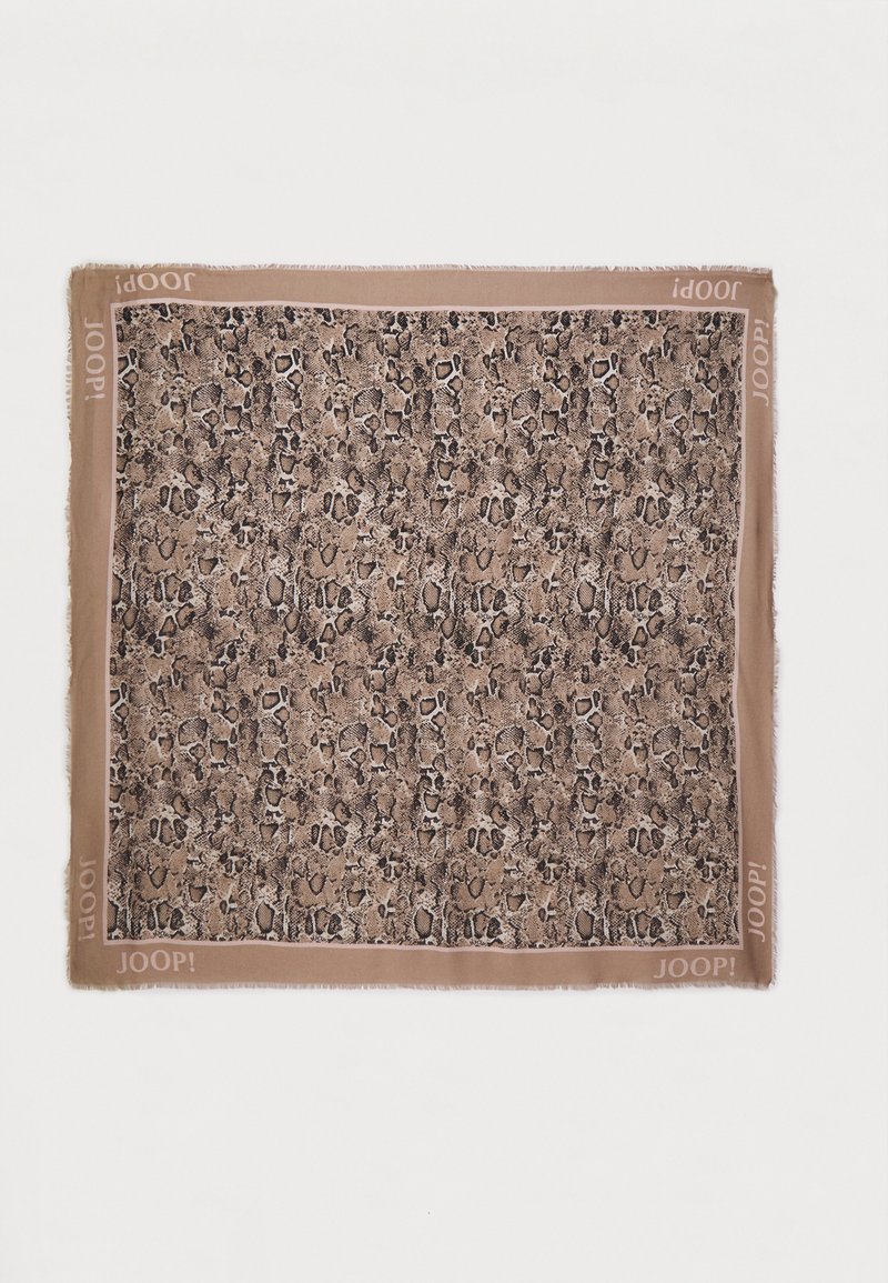 Vierkante sjaal in een slangenprintpatroon, met een franjerand en een effen beige rand waarin de merknaam "JOOP!" in lichte letters is gedrukt.