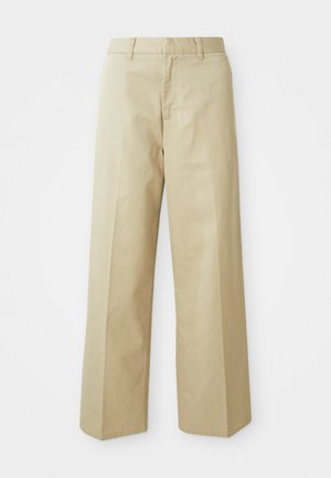 Pantalons beige à jambes larges en coton avec une texture lisse. Présentent une coupe droite, des passants de ceinture et des poches avant.