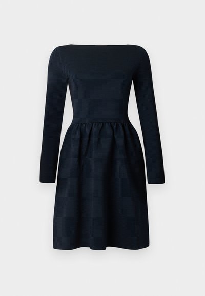 Φόρεμα σε βαθύ μπλε χρώμα, με μακριά μανίκια και τετράγωνο ντεκολτέ, με υφή ριγέ σχέδιο και ζωνάκι στη μέση. Φούστα σε γραμμή Α με ρέουσα σιλουέτα.