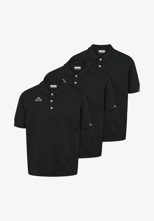 Drie zwarte polo shirts van katoen, met een knoopsluiting bij de kraag, korte mouwen en een klein wit logo op de linkerborst.
