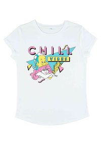 Biała koszulka z kolorową grafiką z napisem "CHILL VIBES", ilustracjami postaci w odcieniach różu i żółci oraz akcentami geometrycznymi.