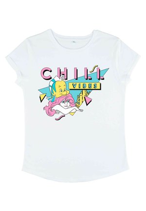 Witte T-shirt met een kleurrafisch ontwerp met "CHILL VIBES", karakterillustraties in roze en geel, en geometrische accenten.