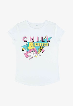 Witte T-shirt met een kleurrafisch ontwerp met "CHILL VIBES", karakterillustraties in roze en geel, en geometrische accenten.