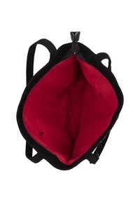 Sac fourre-tout noir avec un extérieur lisse, une large ouverture et un intérieur en tissu rouge. Il dispose d'une fermeture zippée et d'une poche intérieure.