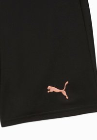 Svarta atletiska shorts i texturerat tyg, med en rosa broderad Puma-logotyp på nedre vänstra sidan. Enkelt design, inga ytterligare detaljer.