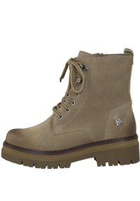 Bottines en daim taupe avec fermeture à lacets, col rembourré, accent floral en métal décoratif et semelle en caoutchouc robuste pour une adhérence optimale.