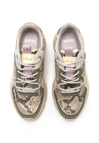 Zapatillas deportivas con un patrón de piel de serpiente en tonos beige y oliva, con malla acolchada gris y cordones, y un sutil acento rosa cerca de la lengüeta.