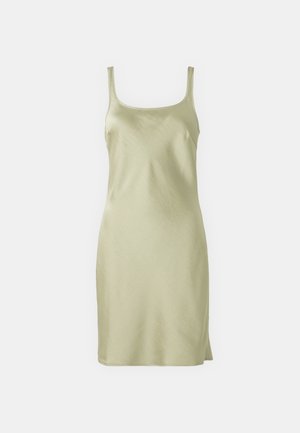 Svetlo zelené saténové šaty na ramienkach s tenkými popruhy, hladkou textúrou, mierne priliehavým strihom a rovnakým lemom.