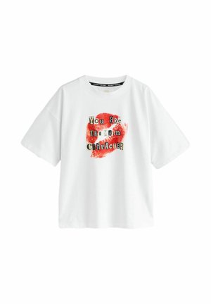 Biała koszulka z krótkim rękawem z nadrukiem czerwonych śladów szminki i tekstem "Jesteś głównym bohaterem" w mieszanych fontach na przodzie.