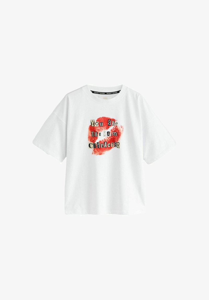Wit T-shirt met korte mouwen met een rode lippenstiftkus en de tekst "You are the main character" in verschillende lettertypen op de voorkant.