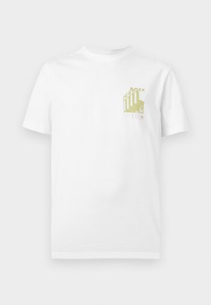 Λευκό κοντομάνικο T-shirt με μικρό κίτρινο γραφικό ενός κτιρίου και το κείμενο "BOSS" στο αριστερό στήθος.