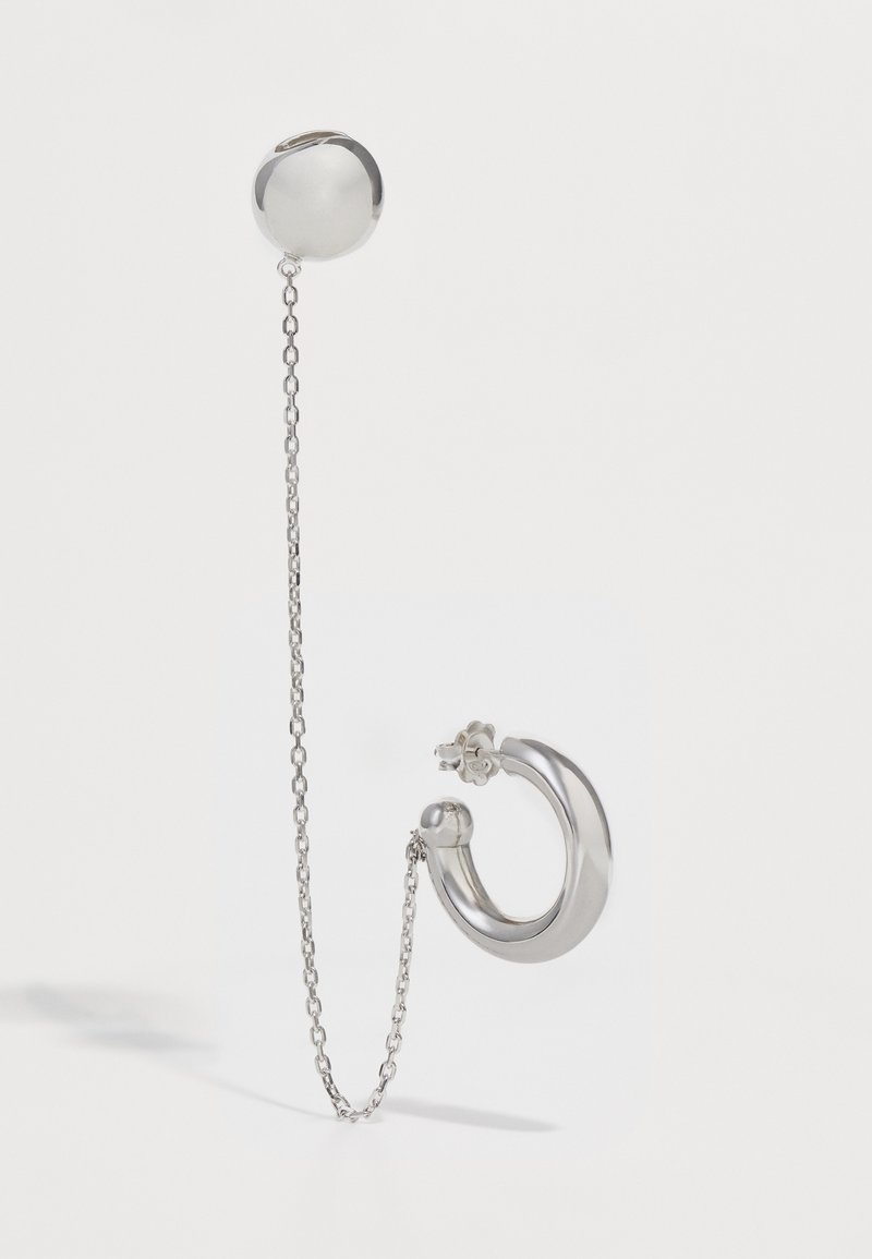 Stříbrné náušnice s kulatou kuličkou, propojené jemným řetízkem s křivolakým designem, lesklé pro hladký povrch.
