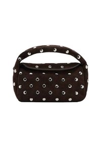 Bolso de ante marrón con asa redondeada, adornado con tachuelas plateadas dispuestas en un patrón de puntos en el exterior y cierre de broche.