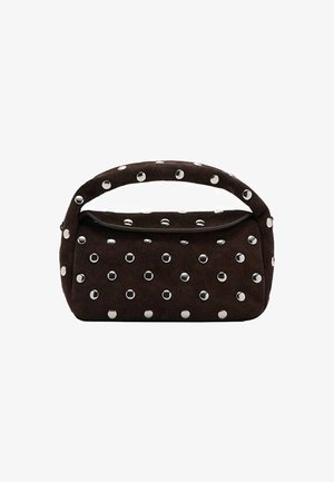 Sac à main en daim marron avec poignée arrondie, orné de clous argentés disposés en motif ponctué sur l'extérieur et d'une fermeture à boucle.