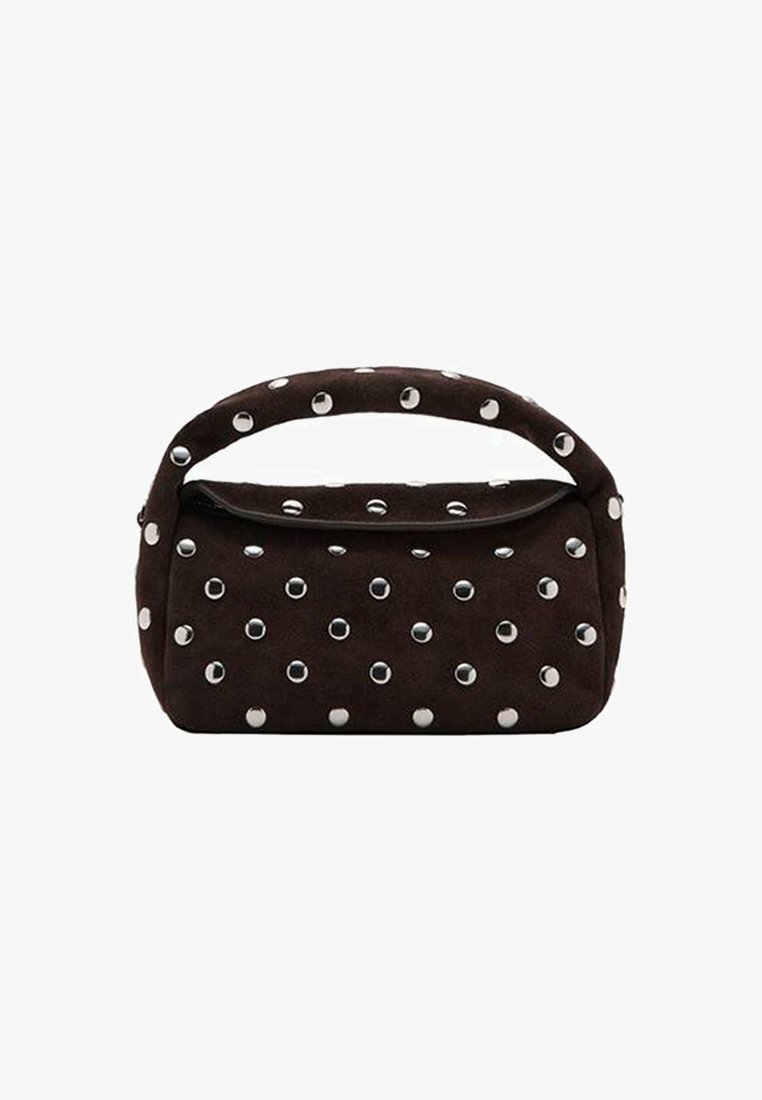 Bolso de ante marrón con asa redondeada, adornado con tachuelas plateadas dispuestas en un patrón de puntos en el exterior y cierre de broche.