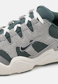 Nike Sportswear TECH HERA - Sapatilhas - light smoke grey/dark smoke grey/vintage green/sail