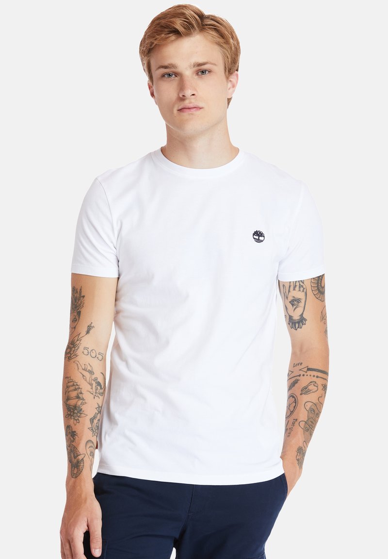 Weißes Baumwoll-T-Shirt mit rundem Halsausschnitt und kurzen Ärmeln, ausgestattet mit einem kleinen schwarzen Logo auf der Brust und einer glatten Textur.