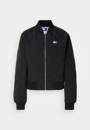 Jaqueta bomber preta acolchoada com zíper frontal, punhos e bainha canelados, e um pequeno rótulo de marca no lado superior esquerdo.