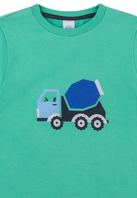 Grüner Baumwollpullover mit einem Grafikdesign eines blauen und schwarzen Zementmischers mit weißen Rädern, das prominently auf der Vorderseite abgebildet ist.