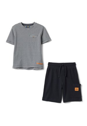 Zwart-wit gestreept shirt met korte mouwen en knoopzak, gecombineerd met zwarte, gestructureerde korte broek met trekkoord en zijzakpatch.