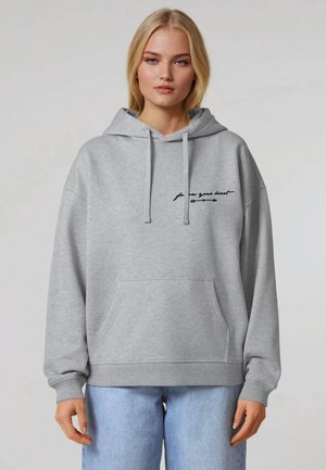 Grijze pullover hoodie van zachte stof, met een voorzak en een geborduurde graphic op de borst. Losse pasvorm met ribgebreide manchetten.