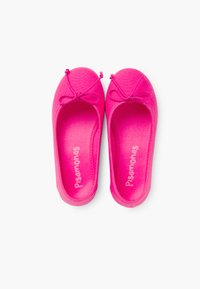Ballerines roses vives avec une texture de tissu lisse, un bout rond et un nœud décoratif à l'avant. Nom de la marque visible sur la semelle intérieure.