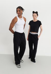 YOURTURN UNISEX - Dresside alumine osa - black