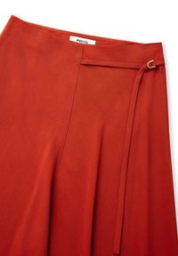 Falda roja con una textura suave, con un diseño envolvente, detalle de lazada lateral y etiqueta de marca en la cintura.