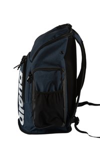 Sac à dos bleu foncé avec des accents en maille, plusieurs poches zippées et des bretelles réglables. Matériau en polyester avec texture lisse et détail de logo.