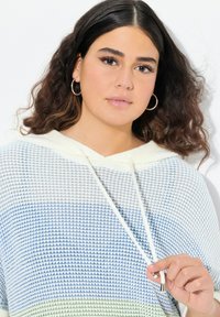 Lichtgewicht, hooded sweater in een verloop van wit, blauw en groen. Geweven structuur met een trekkoord en zilveren accenten.