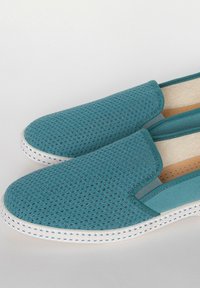 Instap schoenen met een aquamarijn bovenwerk van mesh, ronde neus, witte rubberen zool en elastische zijaccenten voor gemakkelijk aan- en uittrekken. Geperforeerde binnenzool voor ademend vermogen.