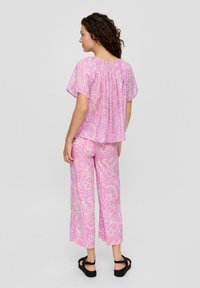 Paarse bloempatronen top met een losse fit en korte mouwen, gecombineerd met bijpassende cropped broeken. Glad textuur en lichtgewicht stof.