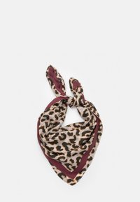 Svila šal z leopardjim vzorcem in burgundskimi akcenti, trikotne oblike ter z vozli na vrhu. Gladka tekstura, eleganten dizajn.