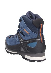 Scarpa da trekking blu realizzata in suede e materiali sintetici. Presenta un collo imbottito, accenti arancioni a contrasto e una suola in gomma robusta con presa.