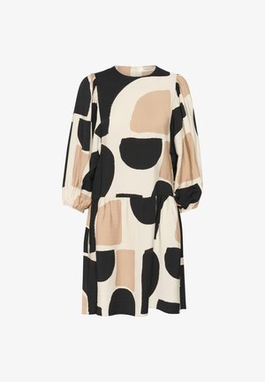 Szélesedő ruha kerek nyakkivágással, ballon ujjakkal, és mintás anyaggal, amely fekete, krémszínű és bézs árnyalatokban játszik, absztrakt formákkal.