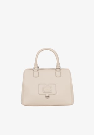 Sac à main en cuir beige avec deux poignées courtes, forme rectangulaire, poche avant avec un petit anneau métallique et une plaque de marque.