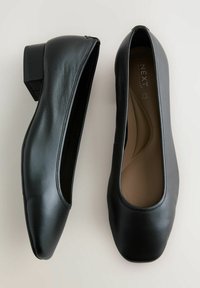 Zwarte leren ballet flats met een vierkante neus, lage blokhak, gladde textuur en minimalistisch ontwerp. De binnenkant heeft een tan voering.
