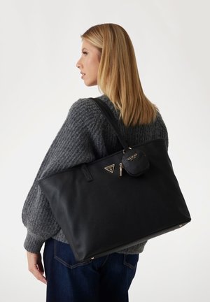 Borsa tote in pelle nera con una finitura testurizzata, dotata di accessori in oro, una piccola pochette attaccata e un dettaglio del logo triangolare.