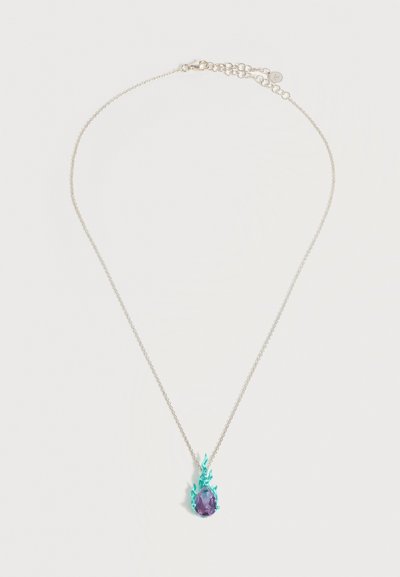 Ασημένιο κολιέ με μενταγιόν από μοβ πετράδι σε σχήμα σταγόνας, περιστοιχισμένο από μπλε διακοσμητικά σε σχήμα φλόγας.